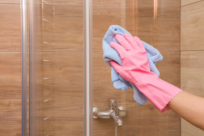 Waarmee maak je een douchecabine schoon?